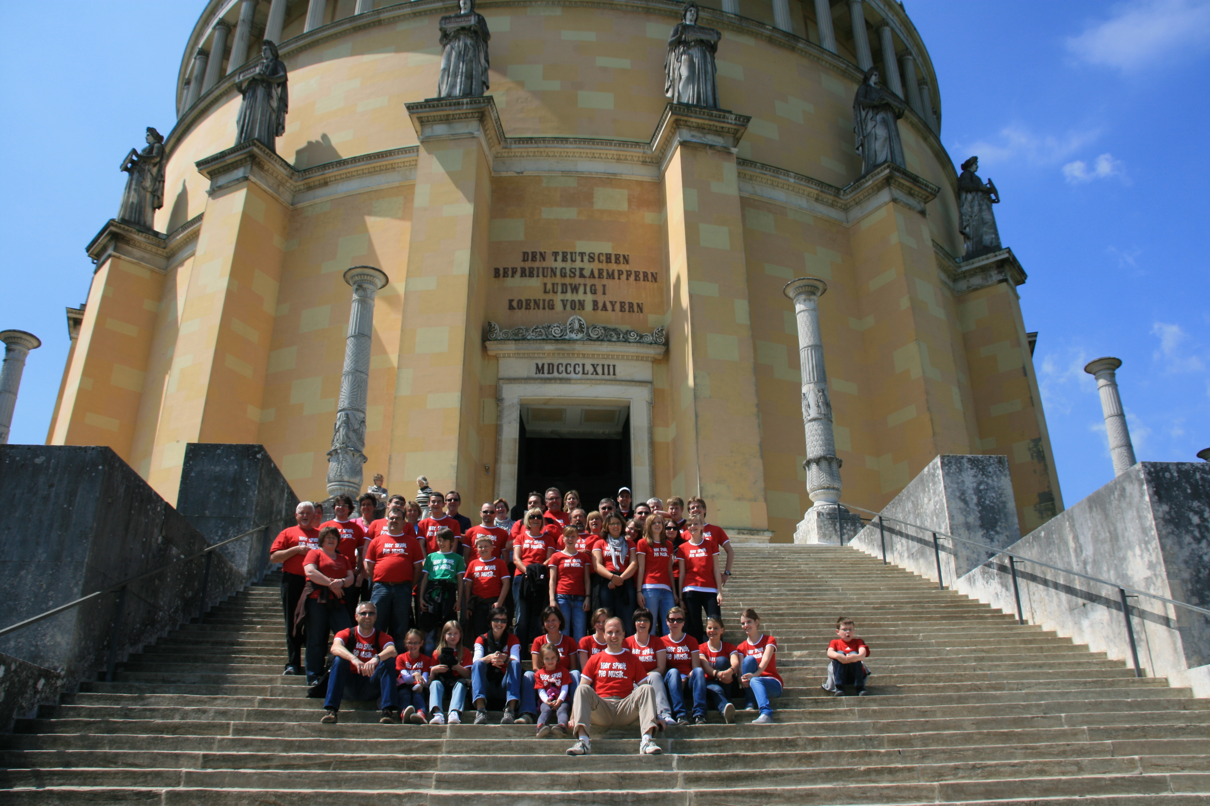 Gruppenbild vor der Befreiungshalle Kehlheim